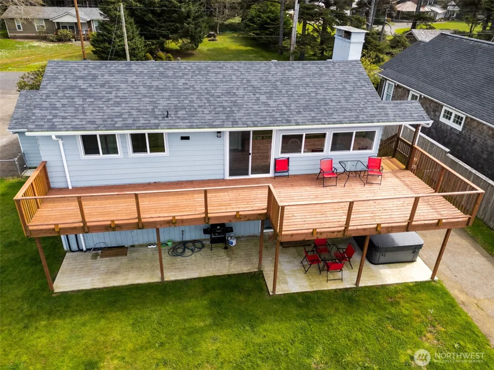 34 4th Street S Pacific Beach, WA 98571