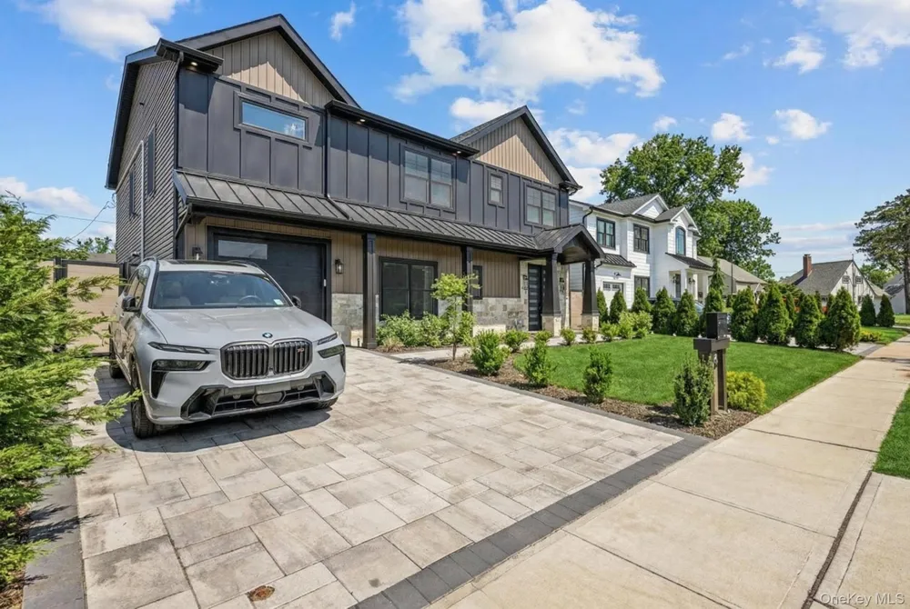 36 Foster Lane Westbury, NY 11590