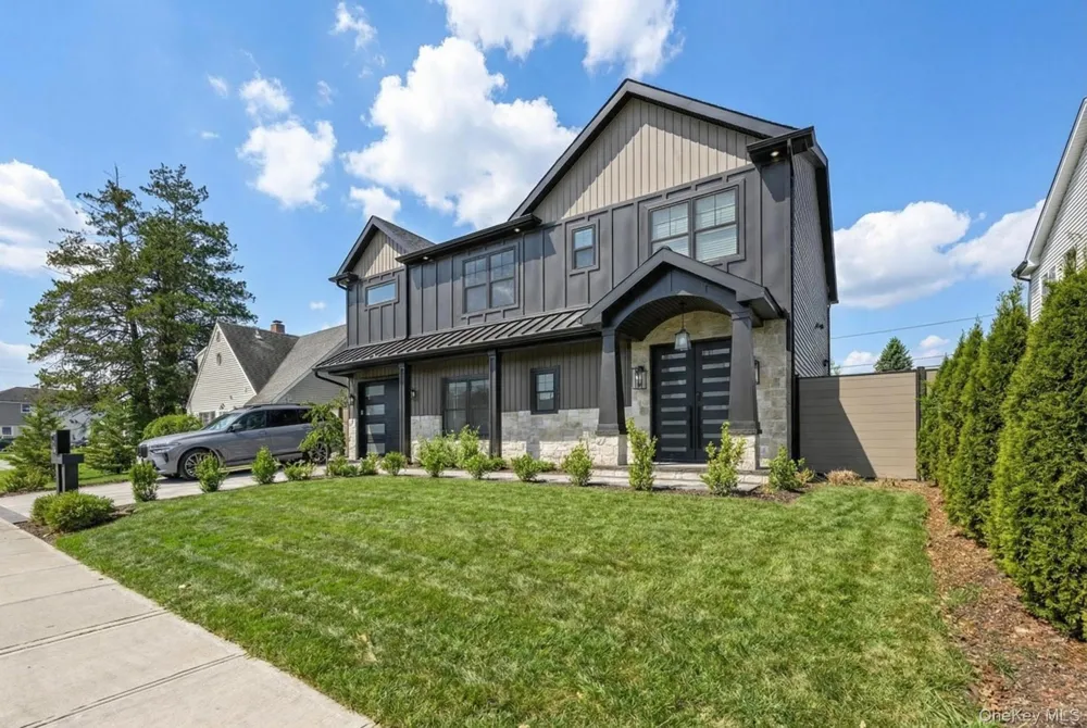36 Foster Lane Westbury, NY 11590