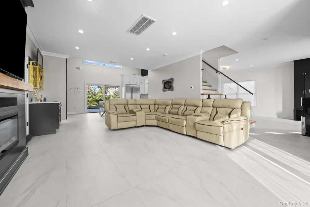 36 Foster Lane Westbury, NY 11590