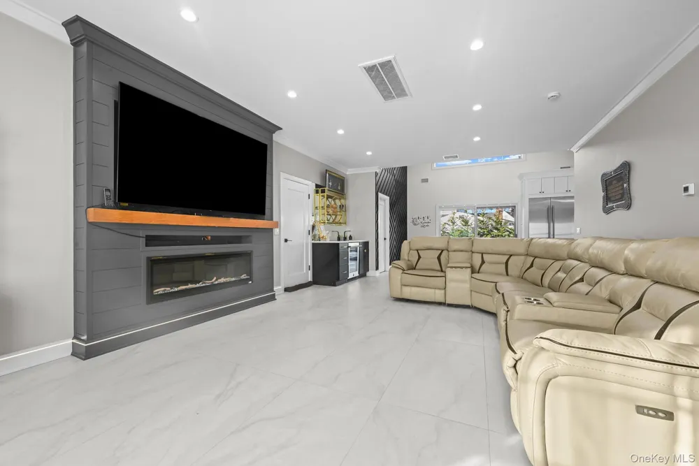 36 Foster Lane Westbury, NY 11590
