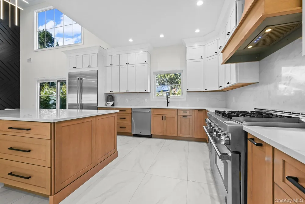 36 Foster Lane Westbury, NY 11590