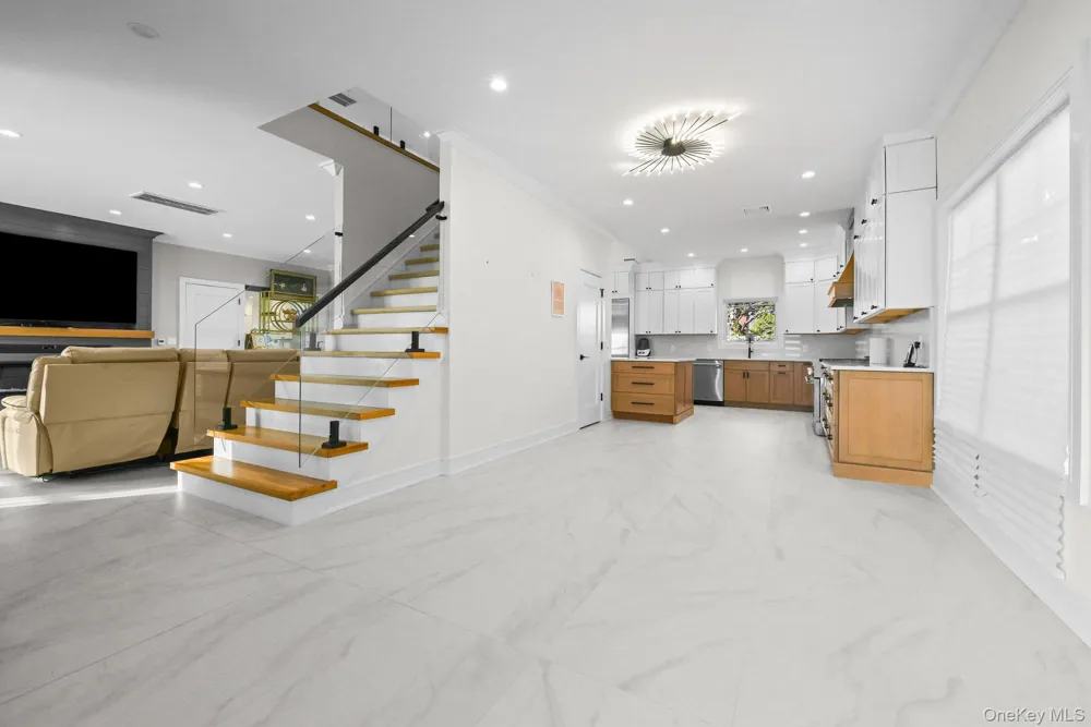 36 Foster Lane Westbury, NY 11590