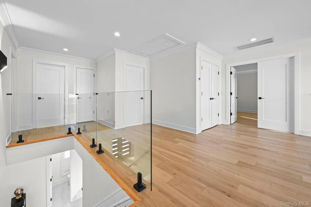 36 Foster Lane Westbury, NY 11590