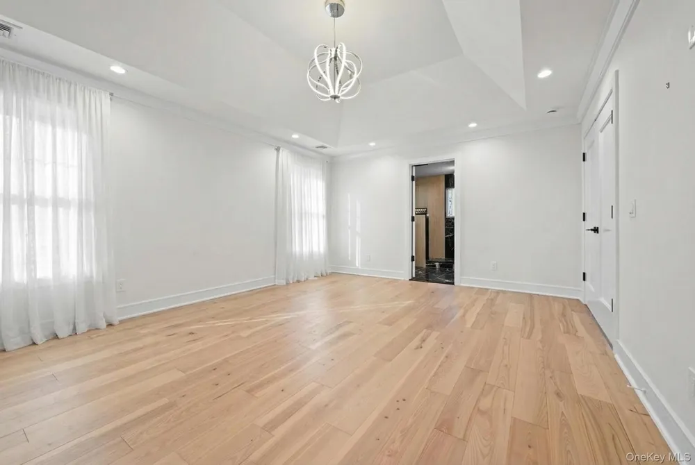 36 Foster Lane Westbury, NY 11590