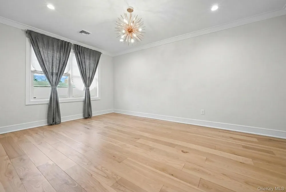 36 Foster Lane Westbury, NY 11590