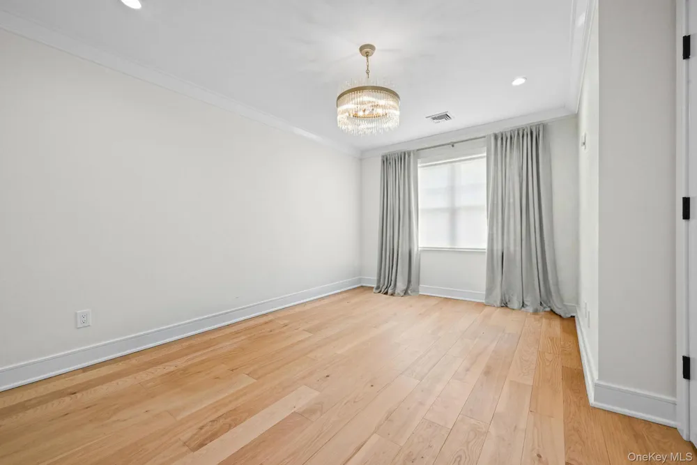 36 Foster Lane Westbury, NY 11590