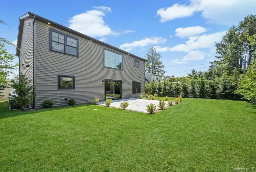 36 Foster Lane Westbury, NY 11590