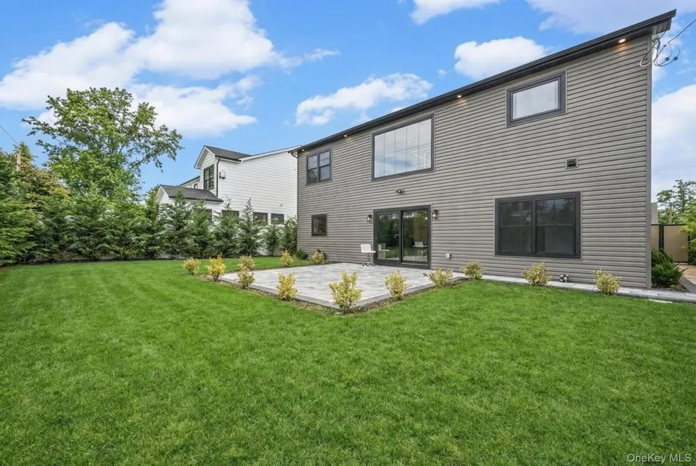 36 Foster Lane Westbury, NY 11590