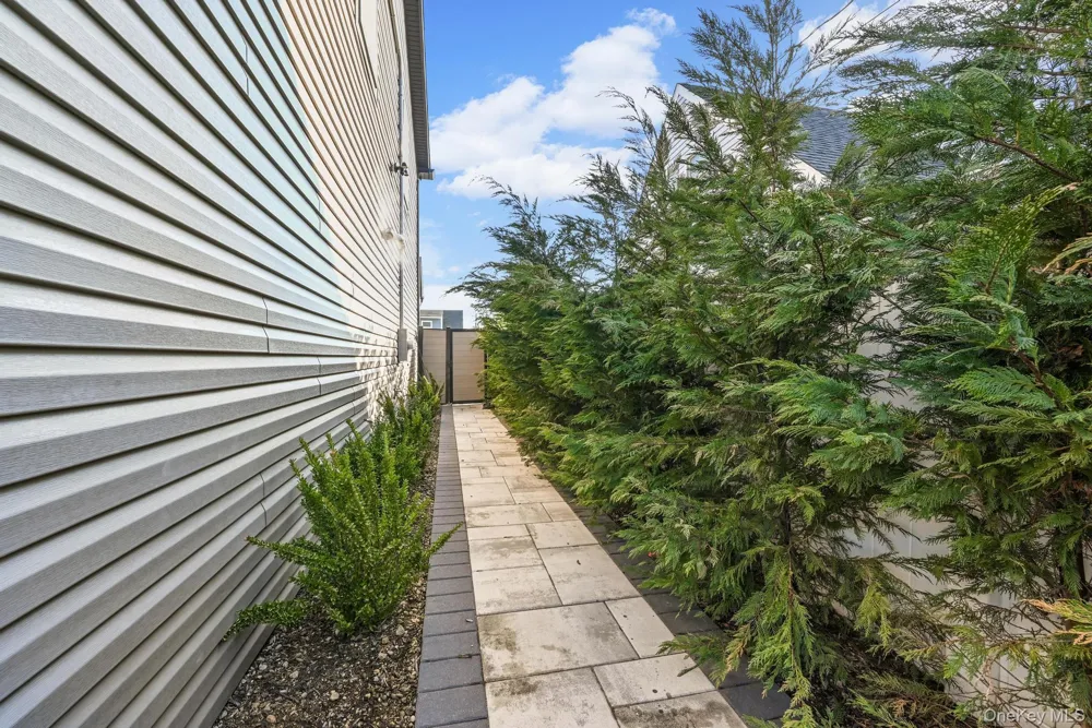 36 Foster Lane Westbury, NY 11590