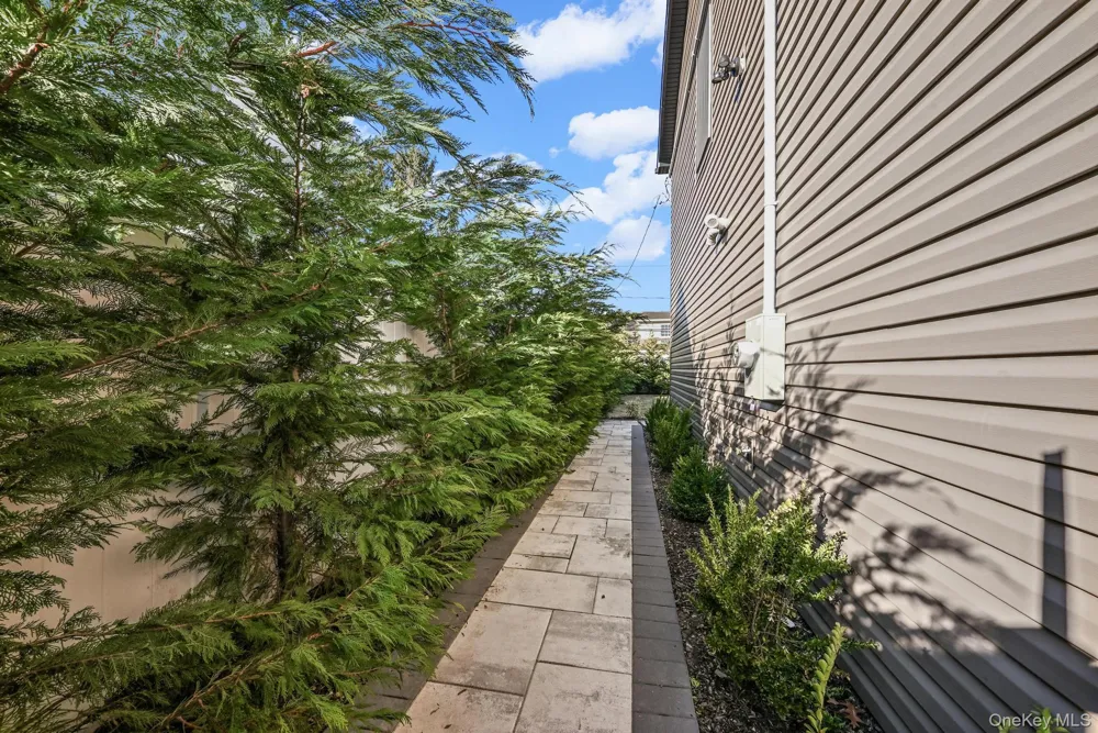 36 Foster Lane Westbury, NY 11590