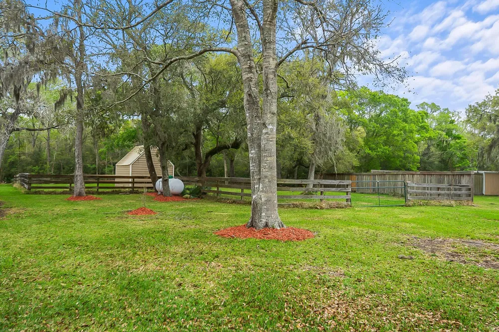 4200 County Road 502e Sweeny, TX 77480