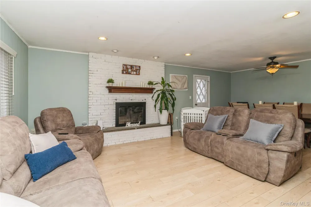 20 Peacock Lane Levittown, NY 11756