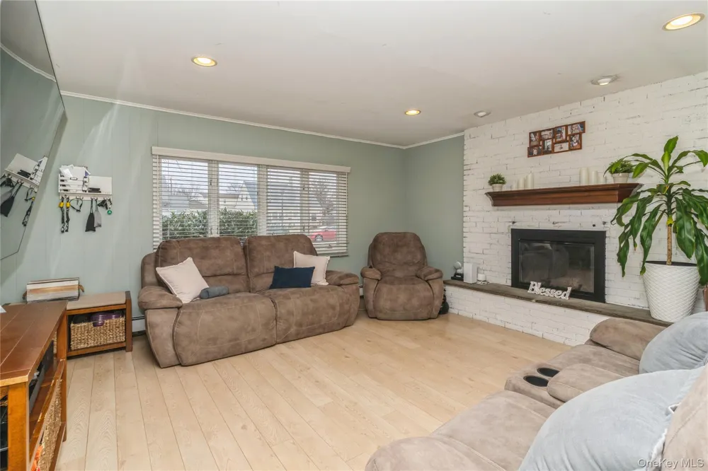 20 Peacock Lane Levittown, NY 11756