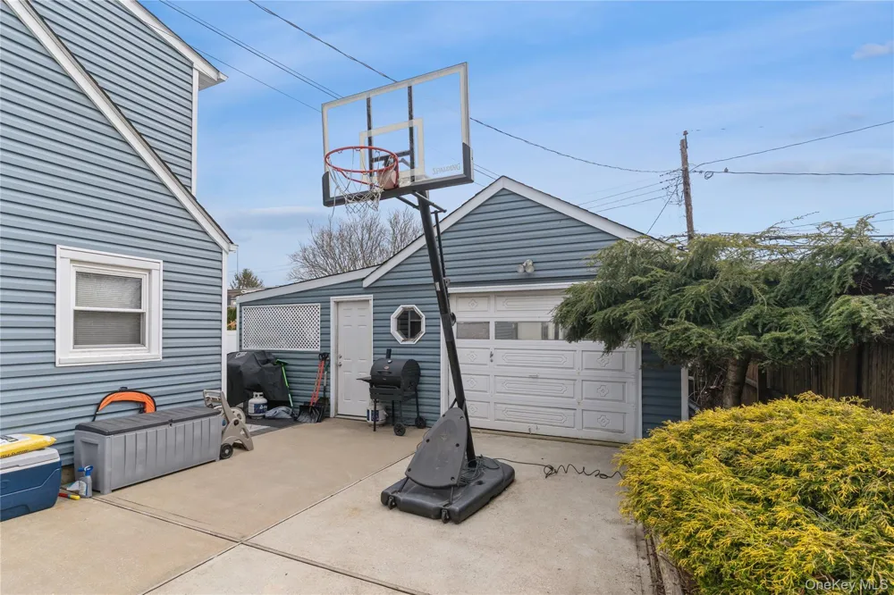 20 Peacock Lane Levittown, NY 11756