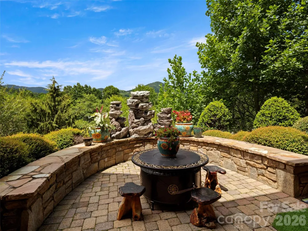 26 Village Oak Drive Arden, NC 28704