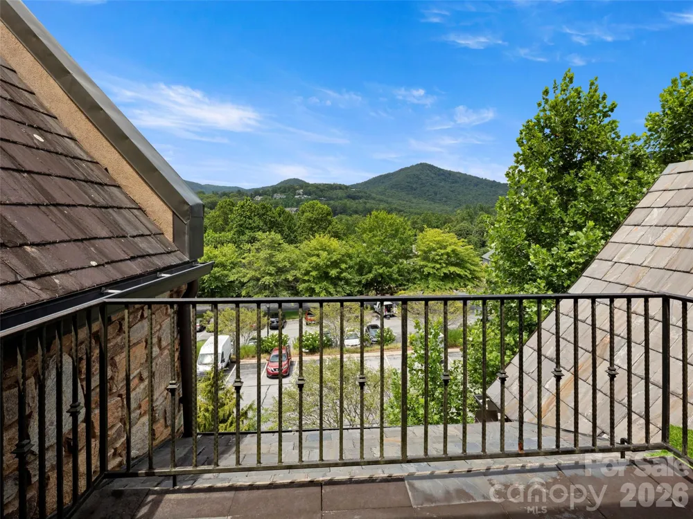 26 Village Oak Drive Arden, NC 28704
