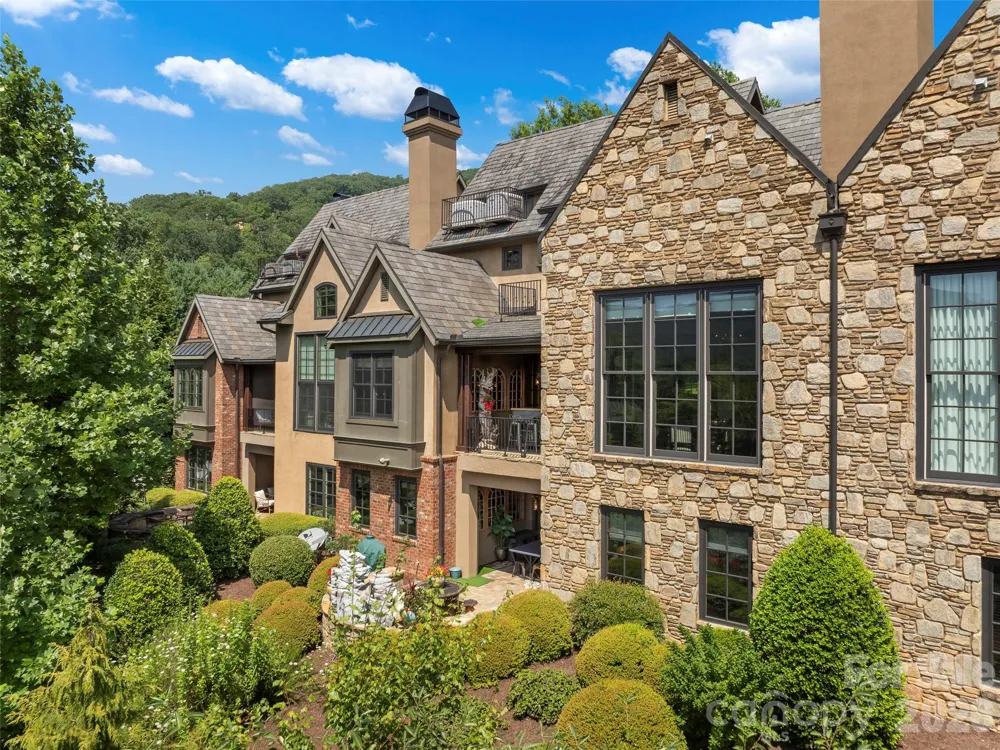 26 Village Oak Drive Arden, NC 28704
