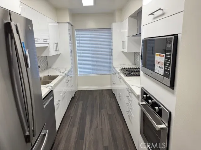 434 S Canon #202 Beverly Hills, CA 90212