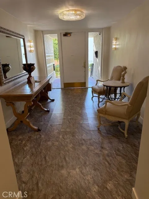 434 S Canon #202 Beverly Hills, CA 90212