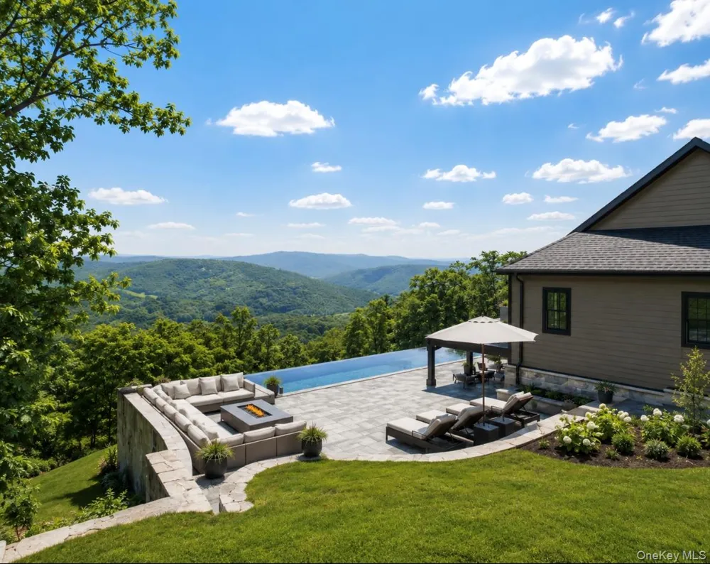 55 Ridgecrest Putnam Valley, NY 10537