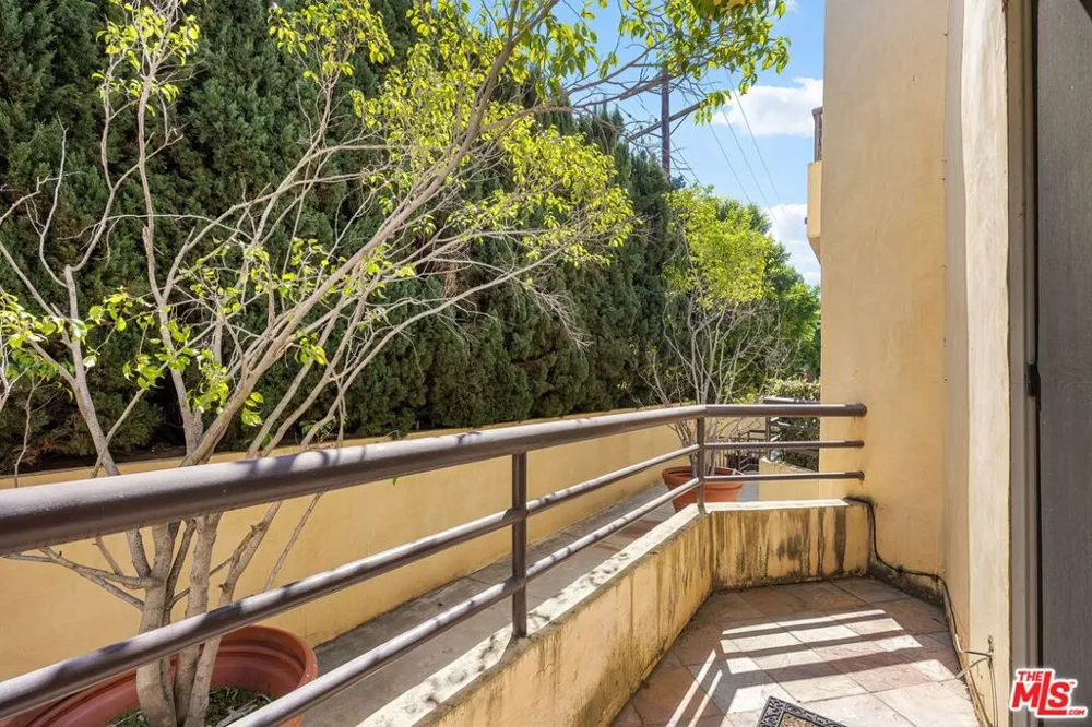4128 Whitsett Avenue #107 Studio City, CA 91604