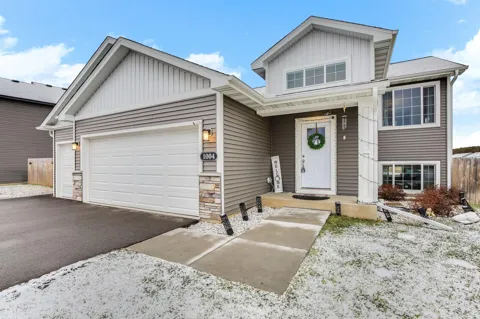 1004 Triumph Trail NE