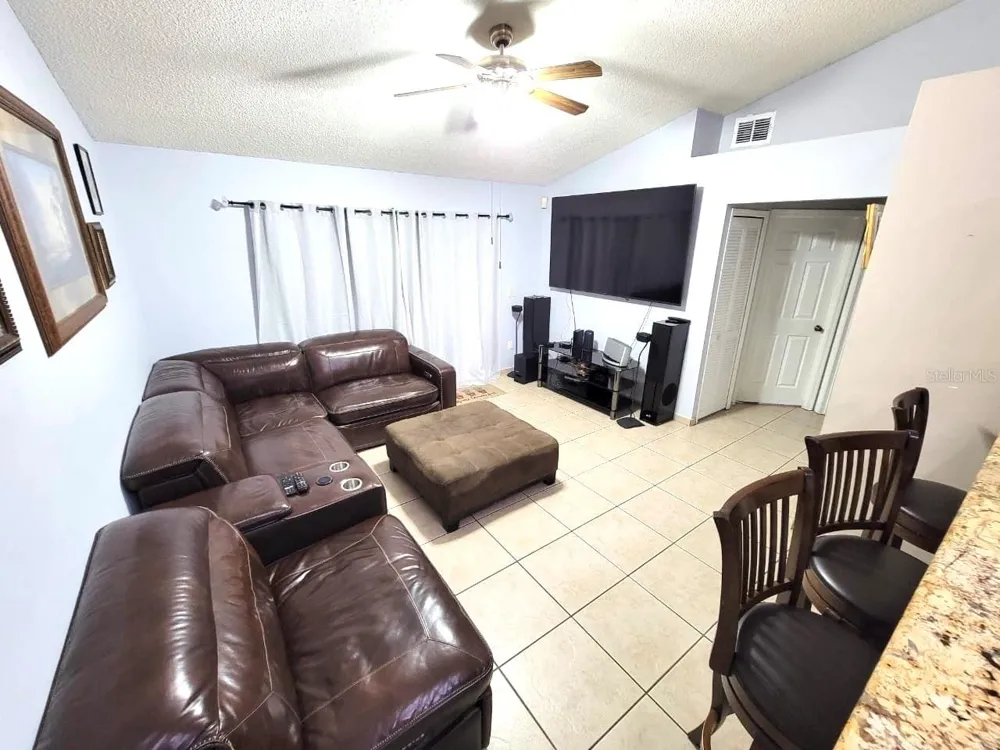 1946 EXCALIBUR DRIVE Orlando, FL 32822