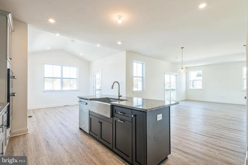 18 RAVENWOOD E DRIVE E Cape May Court House, NJ 08210