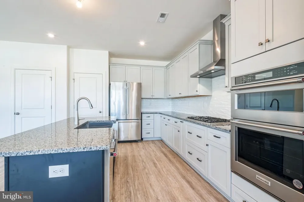 18 RAVENWOOD E DRIVE E Cape May Court House, NJ 08210