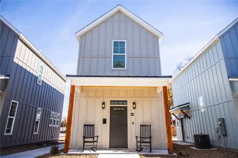 656 W Price Avenue