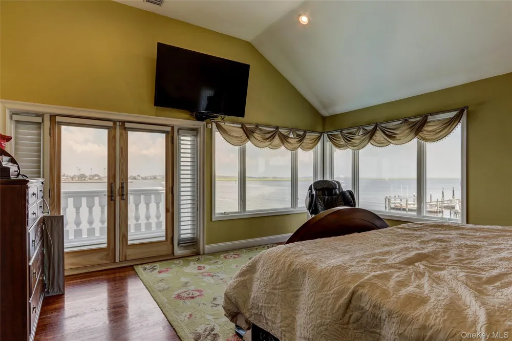 609 E Bay Drive Long Beach, NY 11561