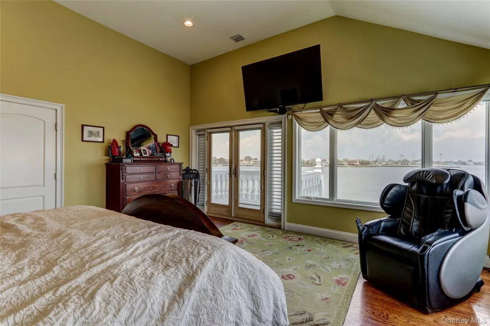 609 E Bay Drive Long Beach, NY 11561