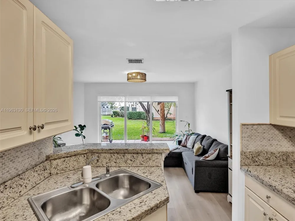 2237 NW 171st Ter Pembroke Pines, FL 33028
