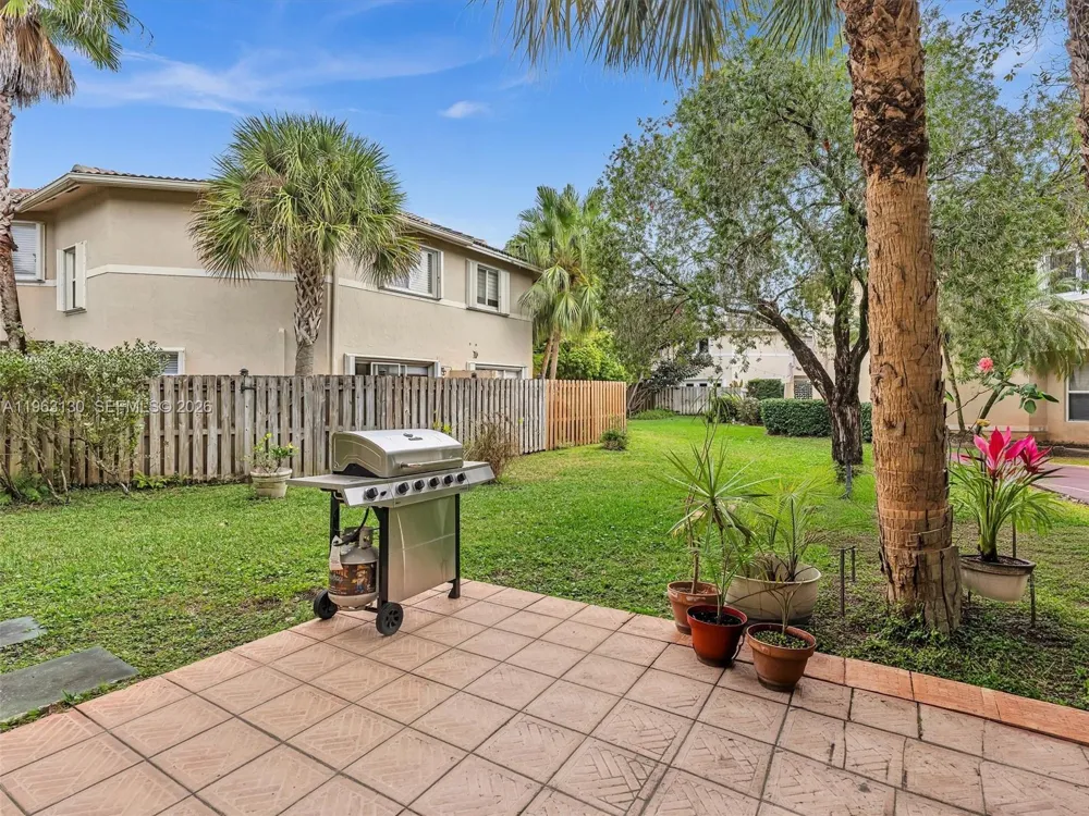 2237 NW 171st Ter Pembroke Pines, FL 33028