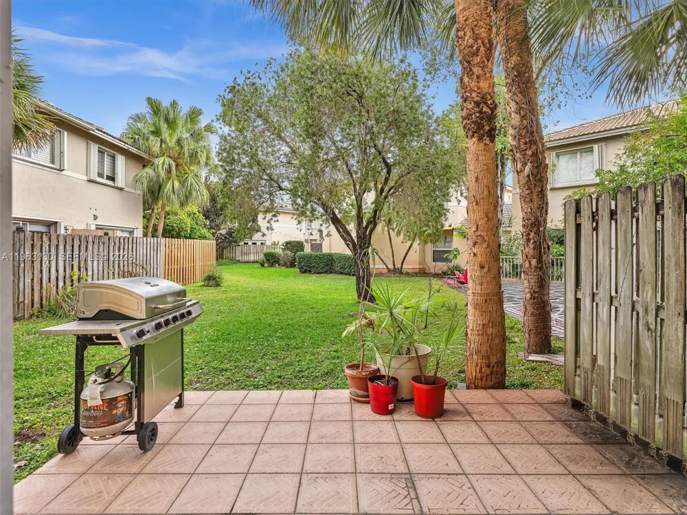 2237 NW 171st Ter Pembroke Pines, FL 33028