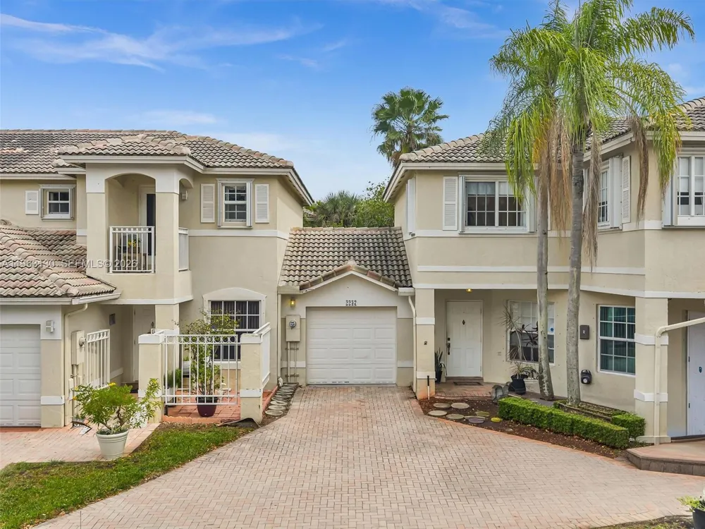 2237 NW 171st Ter Pembroke Pines, FL 33028