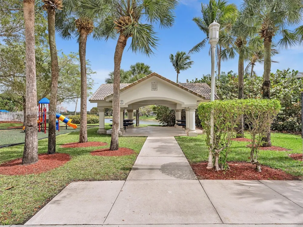 2237 NW 171st Ter Pembroke Pines, FL 33028