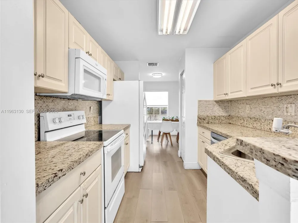 2237 NW 171st Ter Pembroke Pines, FL 33028