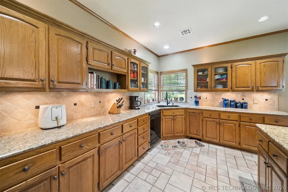 1805 NE Oakridge Drive Claremore, OK 74017