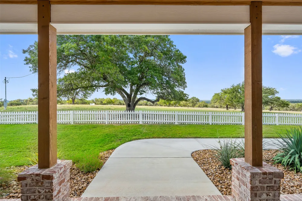 2454 McKinney Loop Blanco, TX 78606