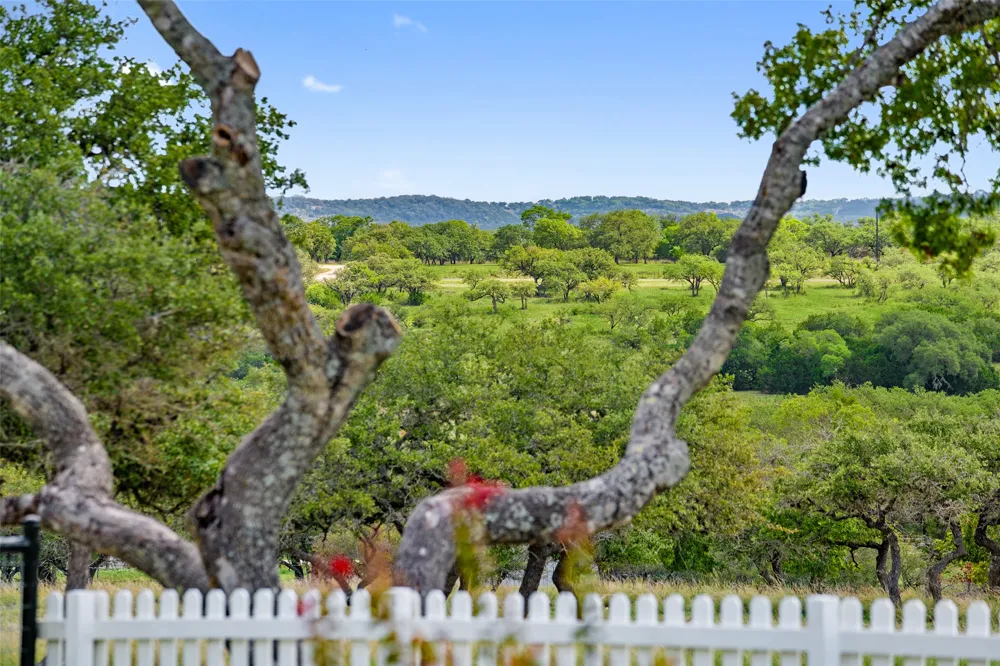 2454 McKinney Loop Blanco, TX 78606