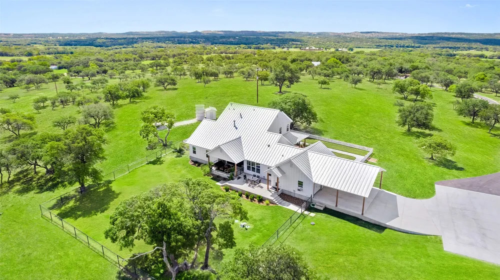 2454 McKinney Loop Blanco, TX 78606