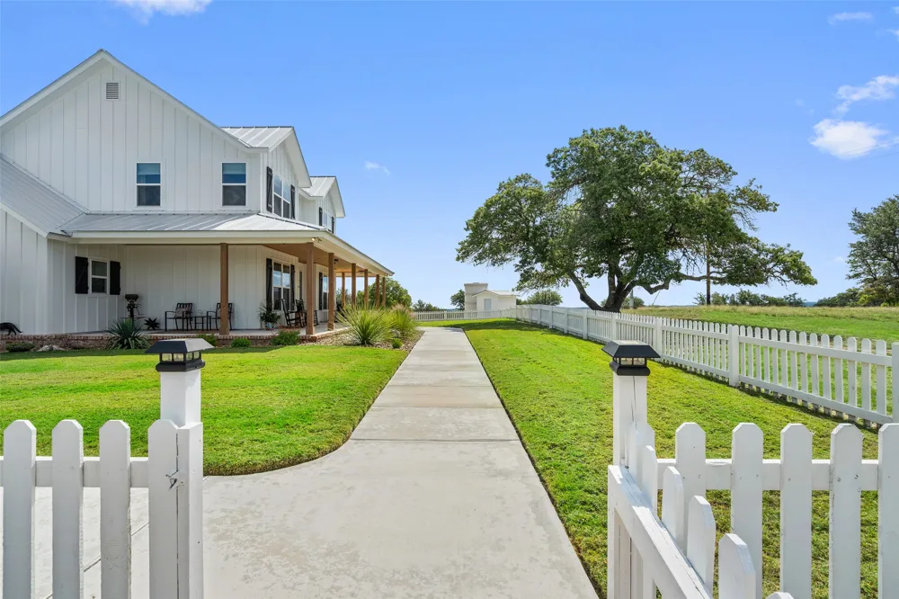 2454 McKinney Loop Blanco, TX 78606