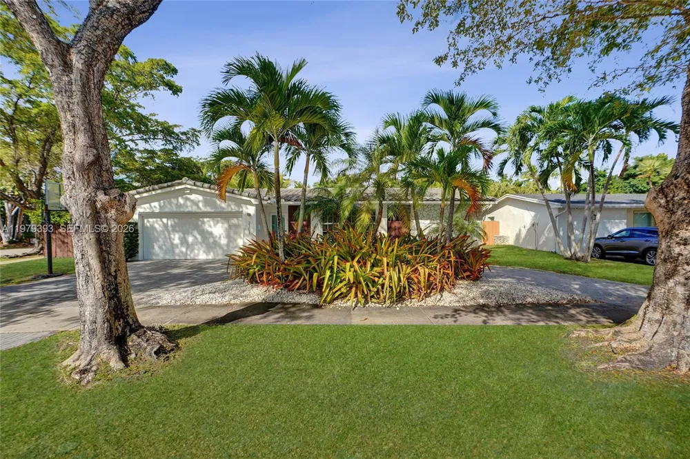 2301 NE 196th St Miami, FL 33180