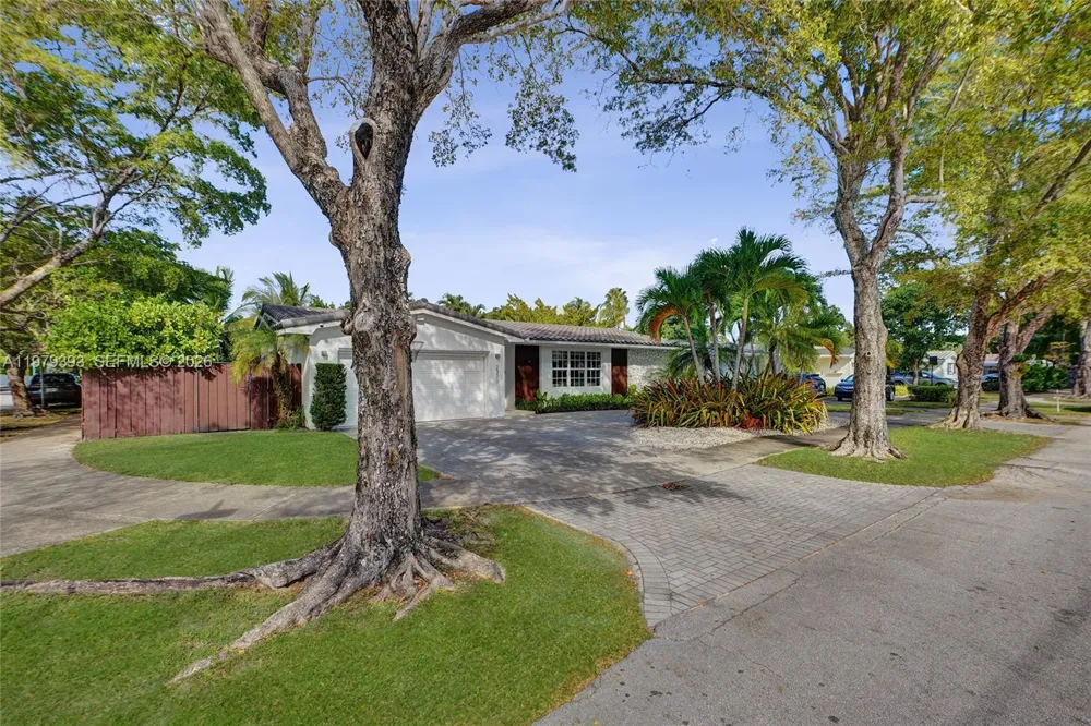 2301 NE 196th St Miami, FL 33180
