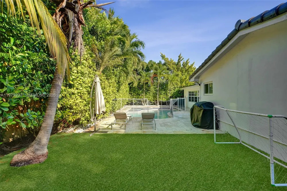 2301 NE 196th St Miami, FL 33180