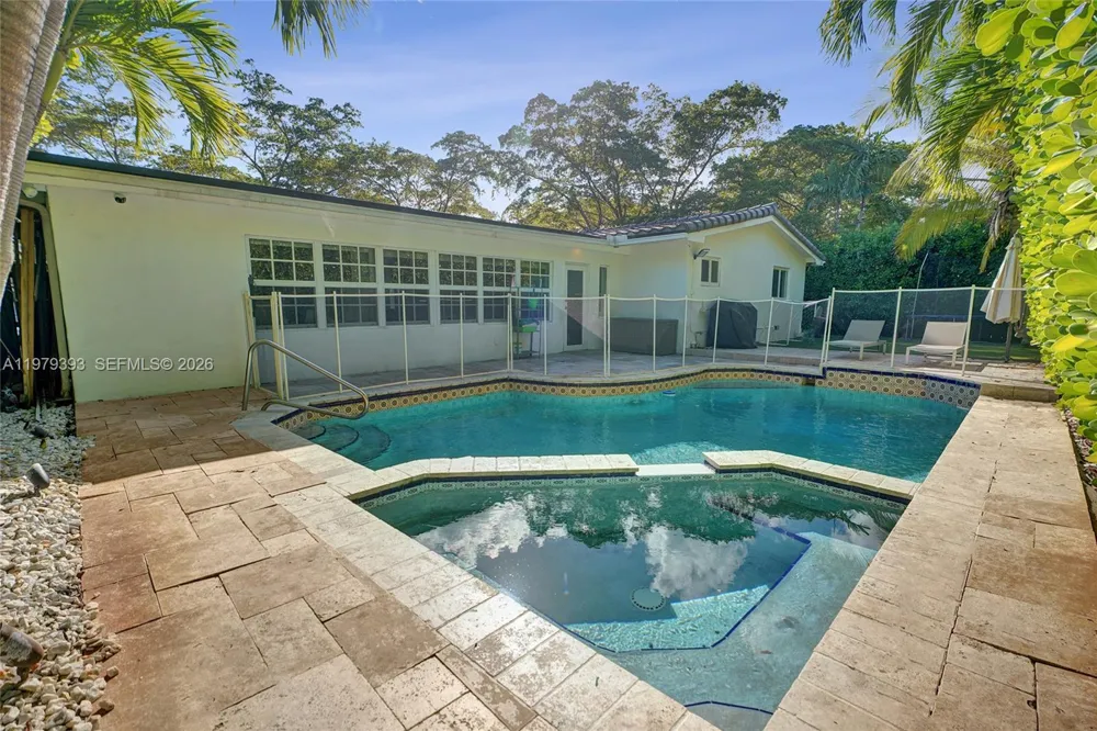 2301 NE 196th St Miami, FL 33180
