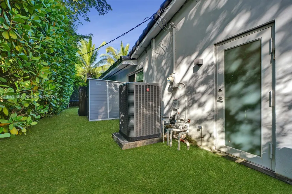 2301 NE 196th St Miami, FL 33180