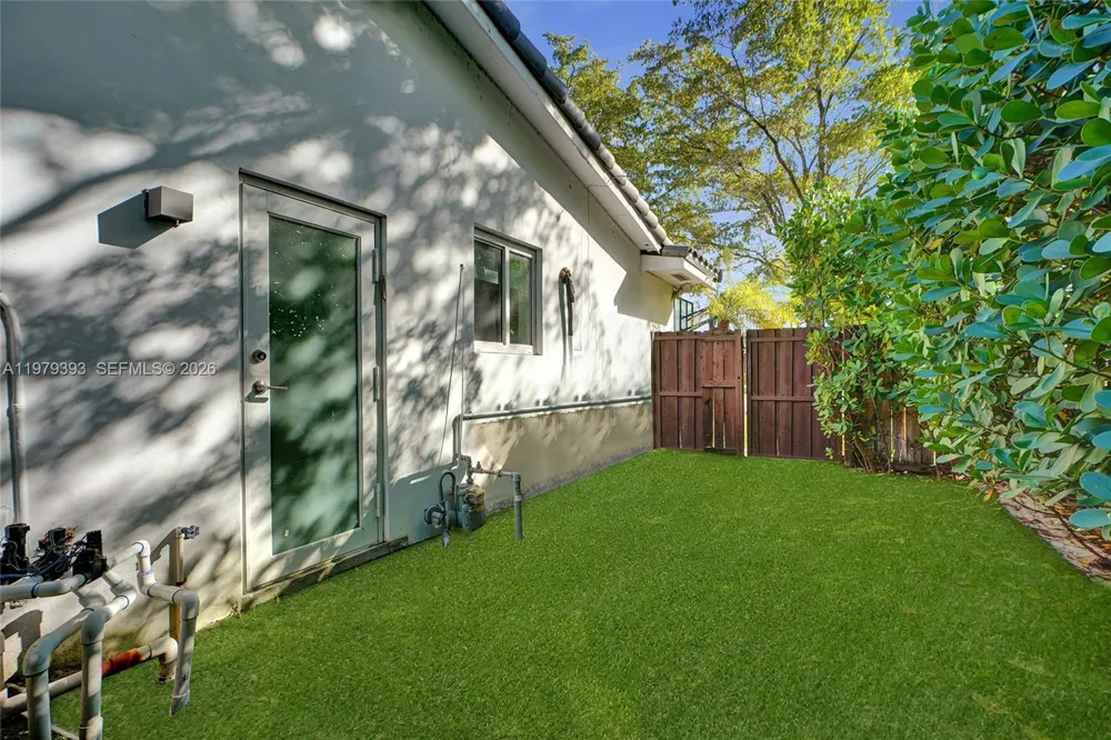 2301 NE 196th St Miami, FL 33180